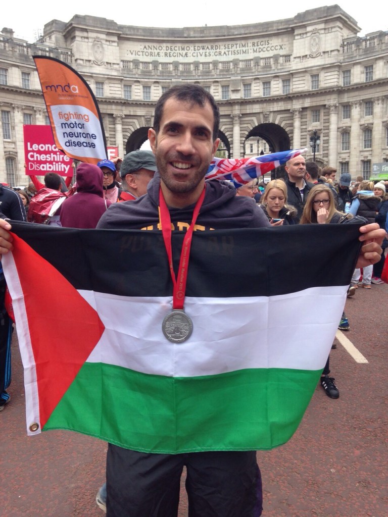 2015 London Marathon, posing with the medal and the Palestinian flag 